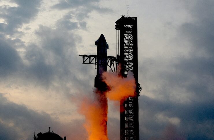 VIDEO: SpaceX Tower Catches Its First Starship Rocket!